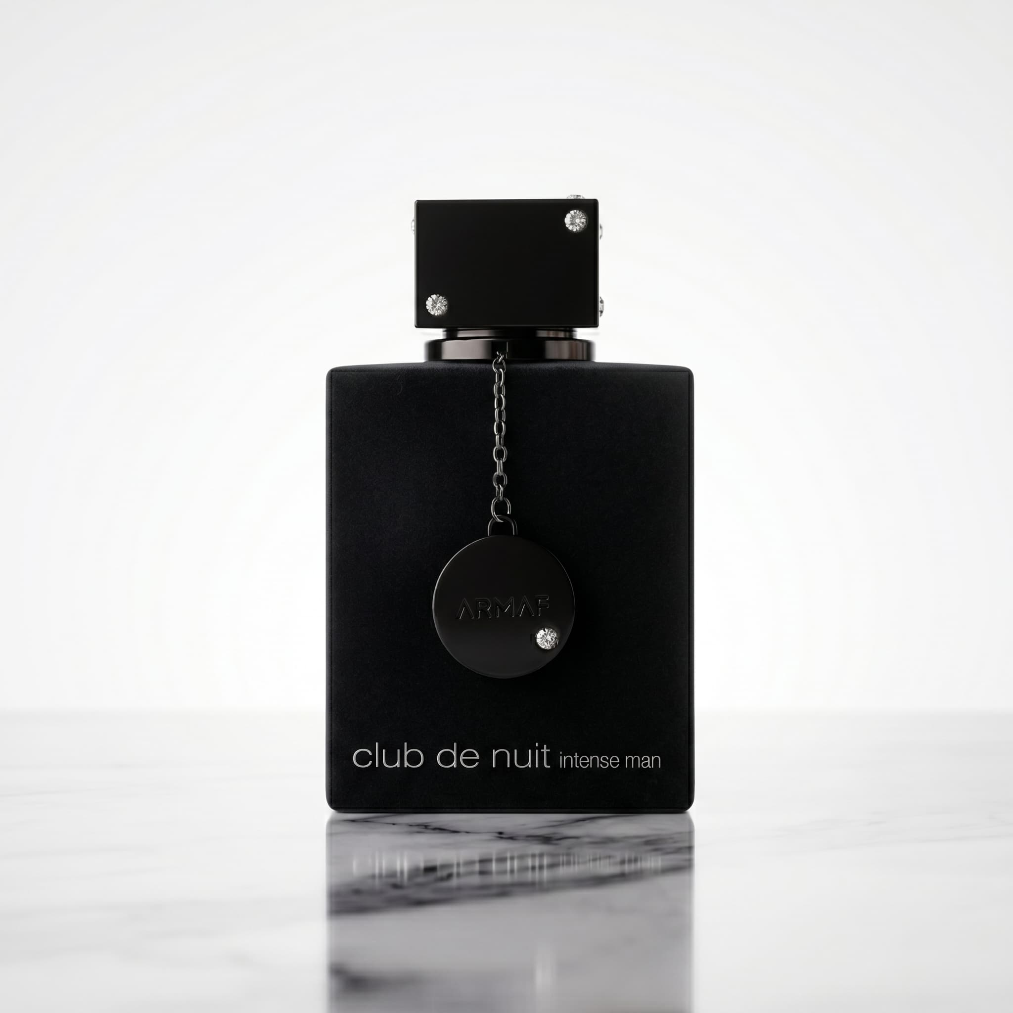 Club de Nuit Intense Man — detalle en mármol